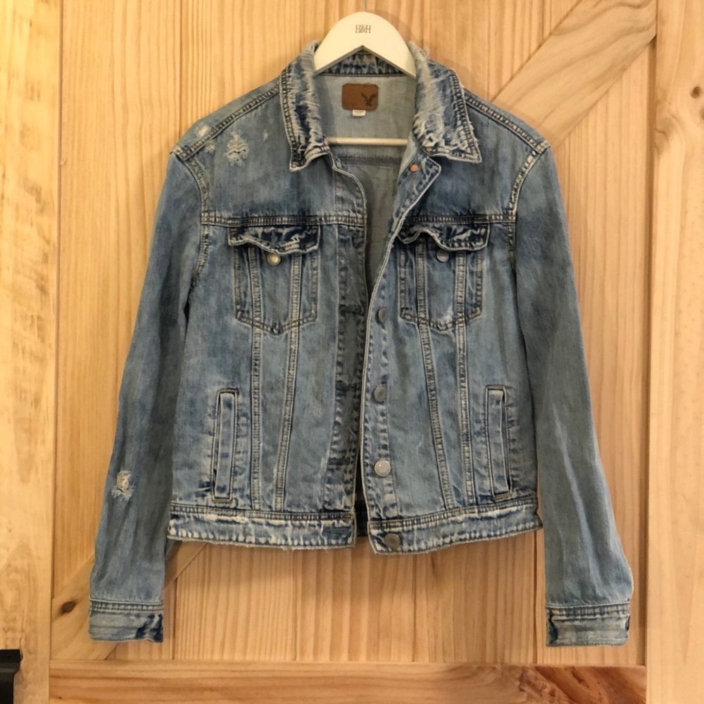 American Eagle Distressed Jean Jacket. Blue, size S